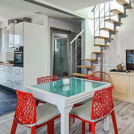 Apartment 2 Bedroom Beautiful In